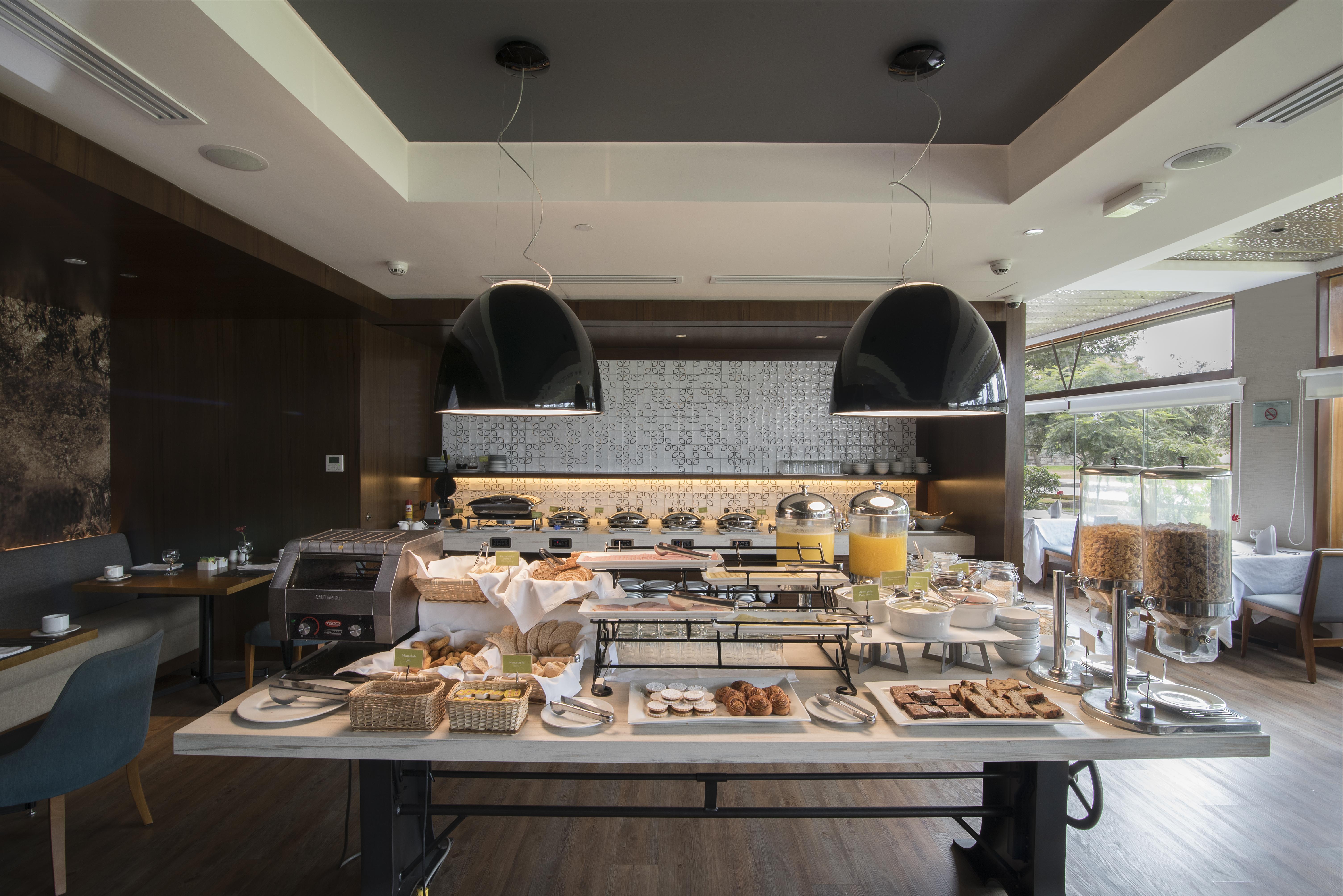 Sonesta Hotel El Olivar Λίμα Εξωτερικό φωτογραφία The buffet at the restaurant